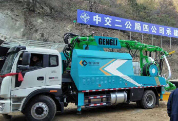 中交二公局四公司承建中岩山隧道